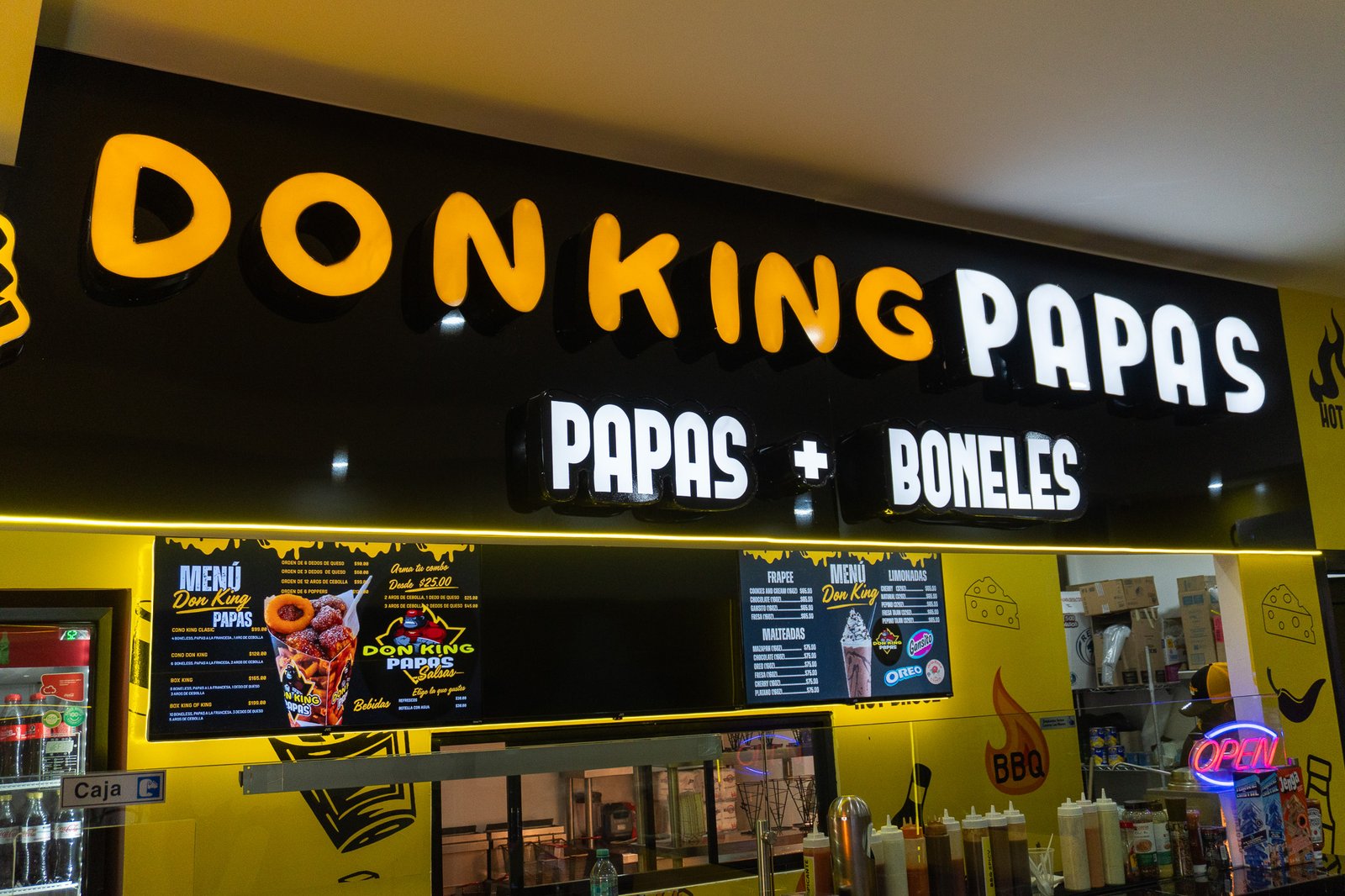 Letrero 3D instalado Don King Papas Acuña