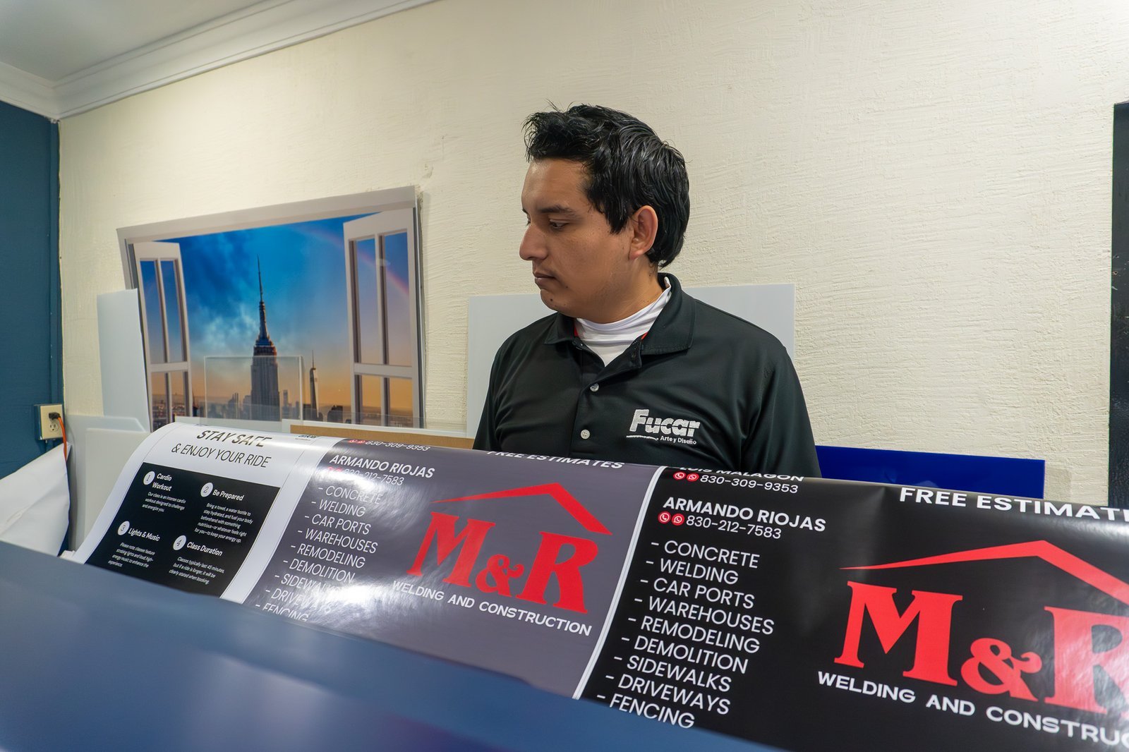 Operador recogiendo impresión de lona