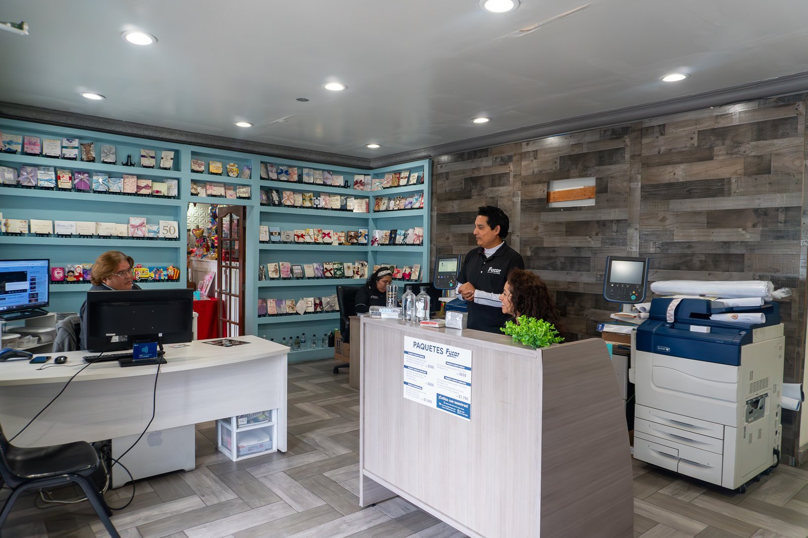 Equipo Fucar trabajando en oficina